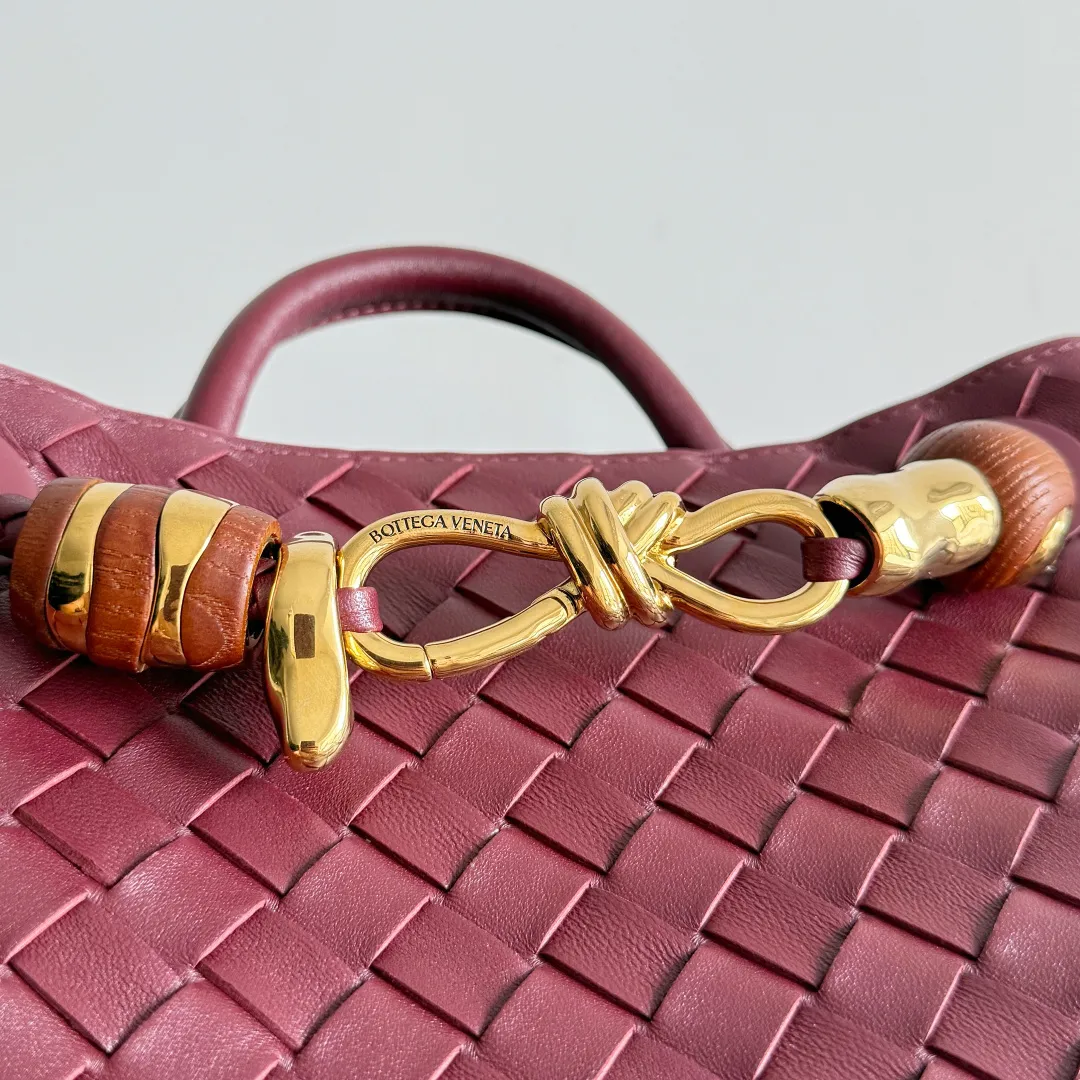 The new Andiamo batch of 3060 BV is shipped‼ ️The classic intercciato weaving process is used to create a soft bag, the metal knot is made of micro-cast aluminum using jewelry technology🪢, and the decorative beads are made of metal and hand-polished oak, allowing you to jump repeatedly between elegance and fun💃, making it unpredictable. Classic and versatile, it shows off your temperament, and the bag has a large capacity, making it very convenient for daily commuting! It has a variety of carrying methods, the shoulder straps can be adjusted by yourself, the original lambskin feels soft and delicate, and the unisex style breaks gender boundaries and brings a more practical and long-lasting use experience. The Andiamo, which has both elegant and casual styles, perfectly interprets the "fashionable old money style". Style number: 743568+wood hardware Color: Barro Red Size: 25*22*10.5cm